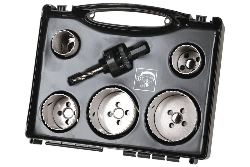 Coffret de couronnes de perçage comprenant différents embouts circulaires et un adaptateur, destiné au perçage de grands trous dans divers matériaux.