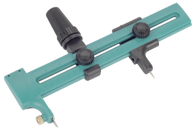 Un outil de découpe circulaire vert avec une poignée noire et une unité d'échelle réglable, idéal pour couper des cercles avec précision.
