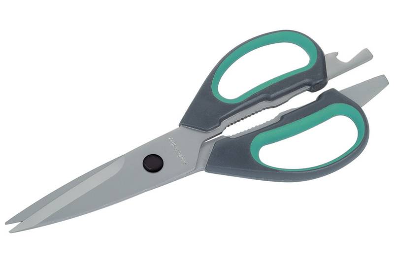 Une paire de ciseaux avec des poignées grises et des insertions en caoutchouc vert est posée sur une surface blanche.