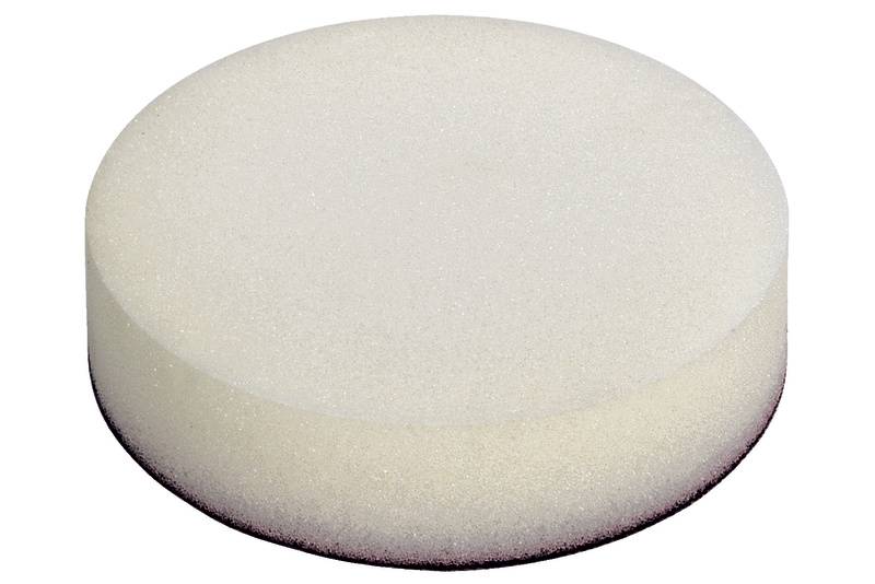 Une éponge ronde blanche en mousse.