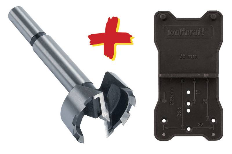 Mèche de Forstner et gabarit de Wolfcraft, compatibles pour des perçages de 28 mm, représentation avec un signe plus rouge entre les deux.