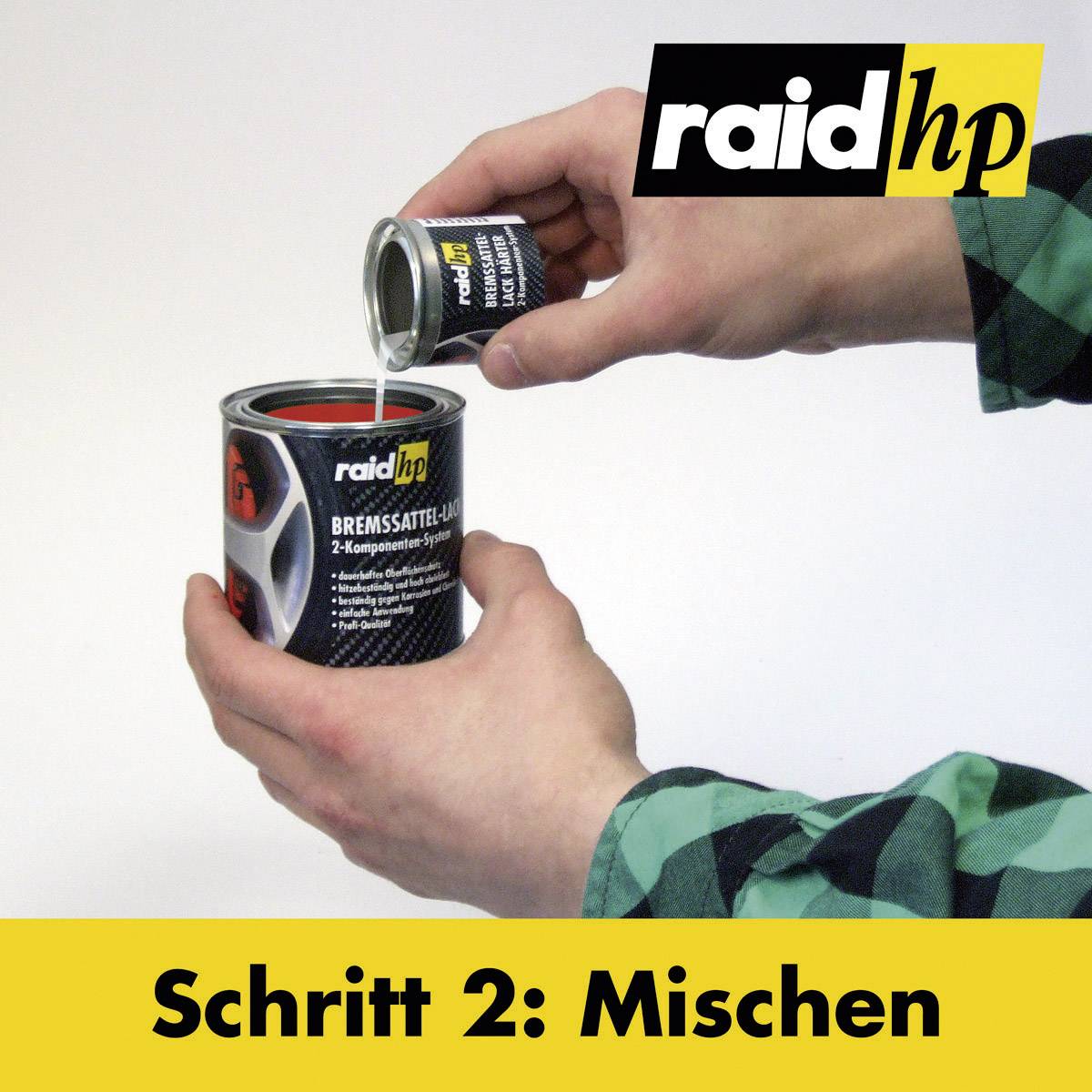 Une personne verse de la peinture blanche dans un pot de peinture. Texte sur l'image : « Étape 2 : Mélanger » et « Laque pour étrier de frein »