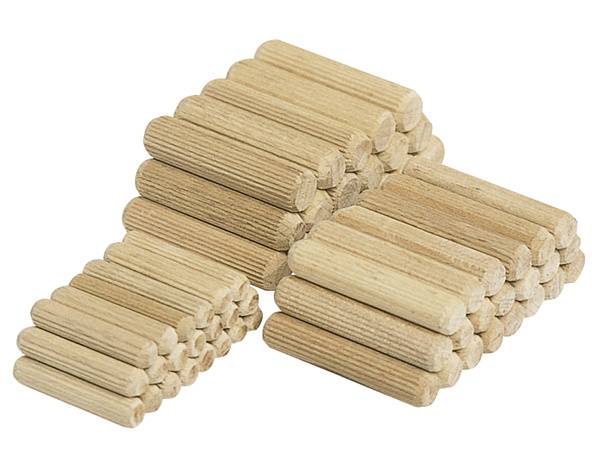 Une collection de chevilles en bois empilées de différentes manières, probablement utilisées pour l'assemblage de meubles ou les jonctions de bois.