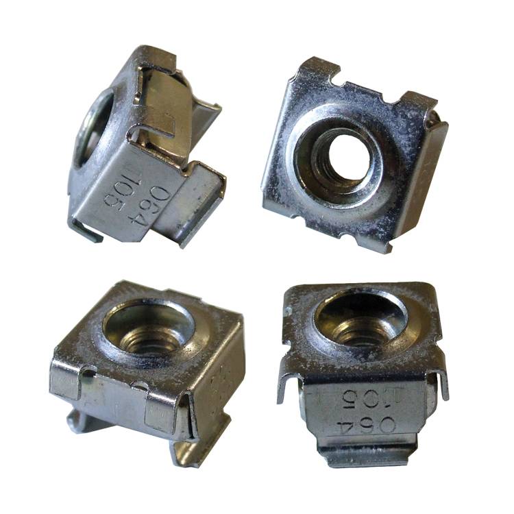 Quatre écrous carrés en métal, chacun avec un filetage central, disposés selon un motif irrégulier.