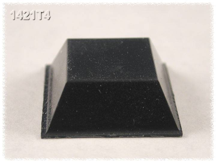 Un tampon en plastique noir de forme pyramidale, utilisé comme protection ou amortisseur sur des surfaces. En haut à gauche est inscrit '1421T4'.