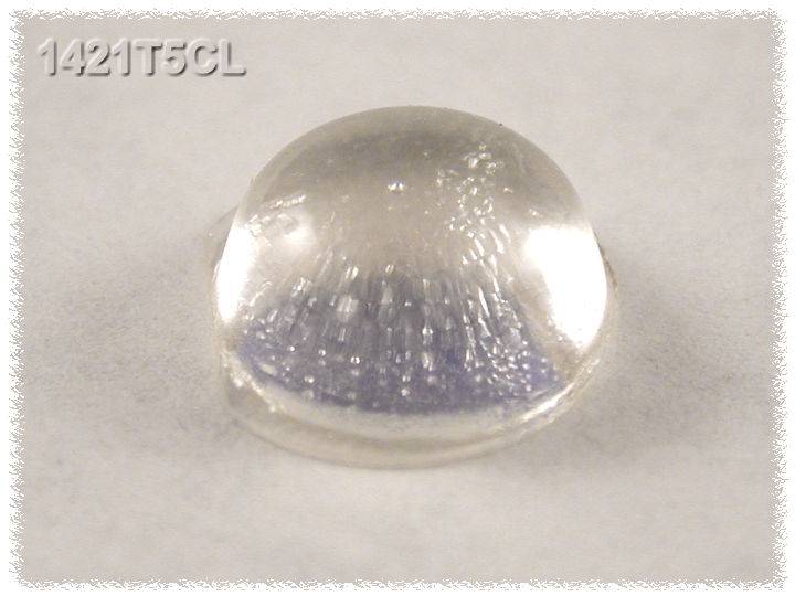Petite lentille en plastique transparente sur un fond blanc, montrant sa courbure et ses réflexions lumineuses.