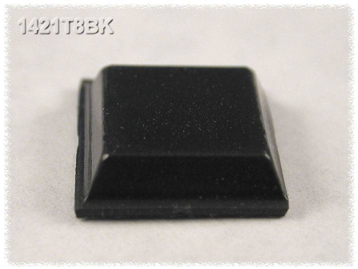 Pied de protection en plastique noir, carré, avec des coins biseautés, sur fond blanc. Numéro de modèle '1421T8BK' en haut à gauche.