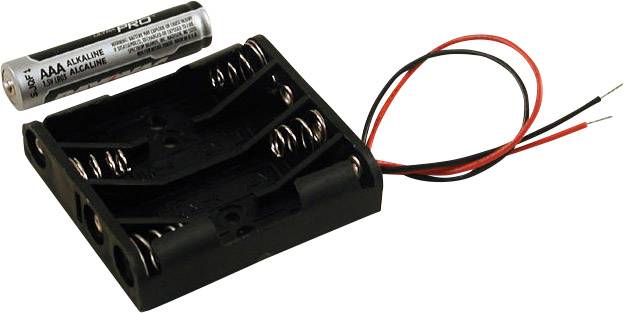 Compartiment de batterie ouvert pour quatre piles AAA, avec des câbles rouges et noirs qui dépassent. Une pile AAA est posée à côté.