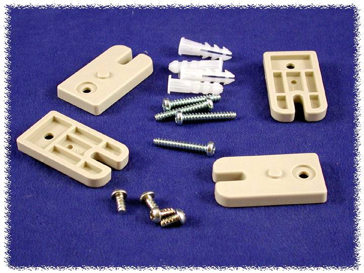 Supports en plastique beige et vis métalliques sur fond bleu ; pour fixations de meubles ou d'étagères.