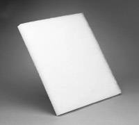 Une plaque de mousse blanche, rectangulaire, est dressée verticalement sur un fond gris.