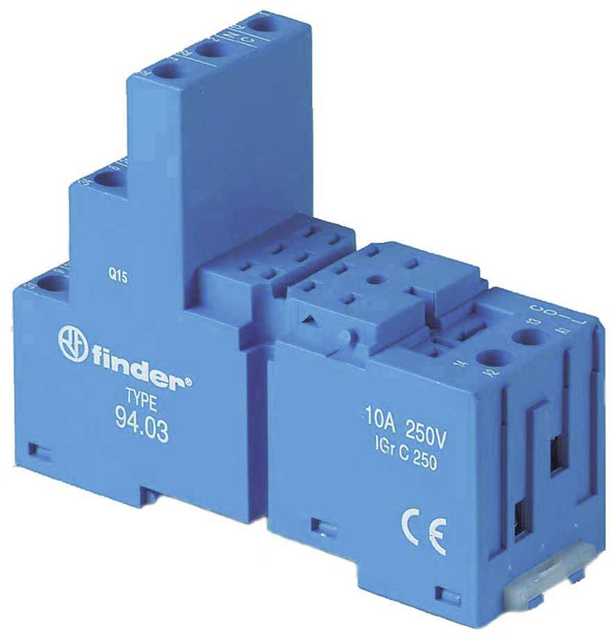 Un module relais bleu de Finder, type 94.03, avec spécification 10A 250V.