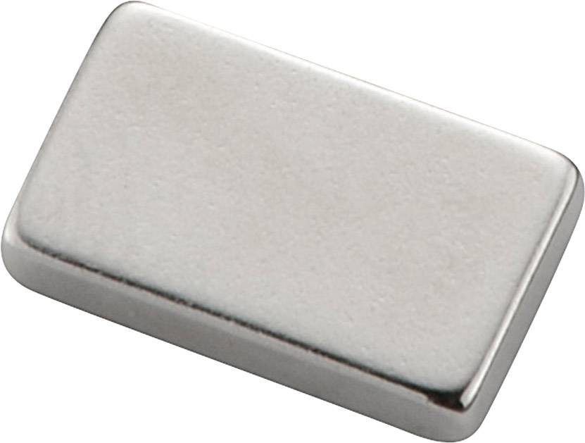 Un aimant bloc rectangulaire argenté sur un fond blanc.