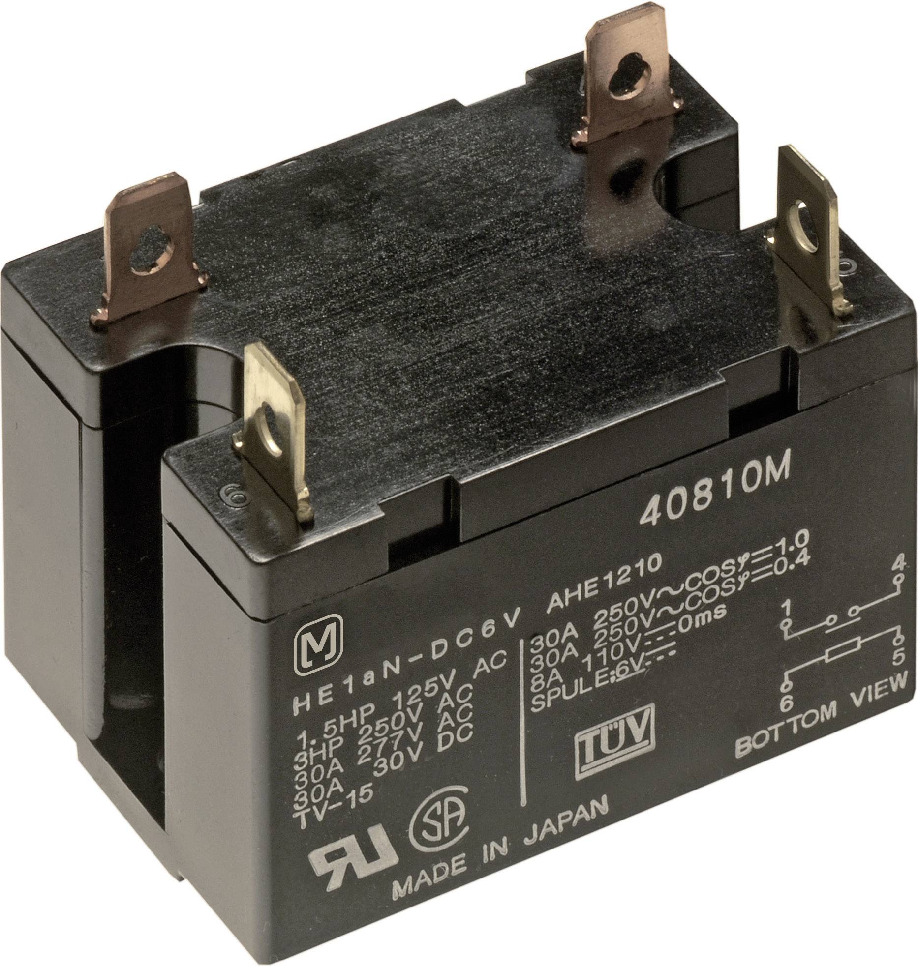 Cube de relais électrique avec plusieurs bornes métalliques, étiqueté avec des spécifications de tension et des informations de fabrication.