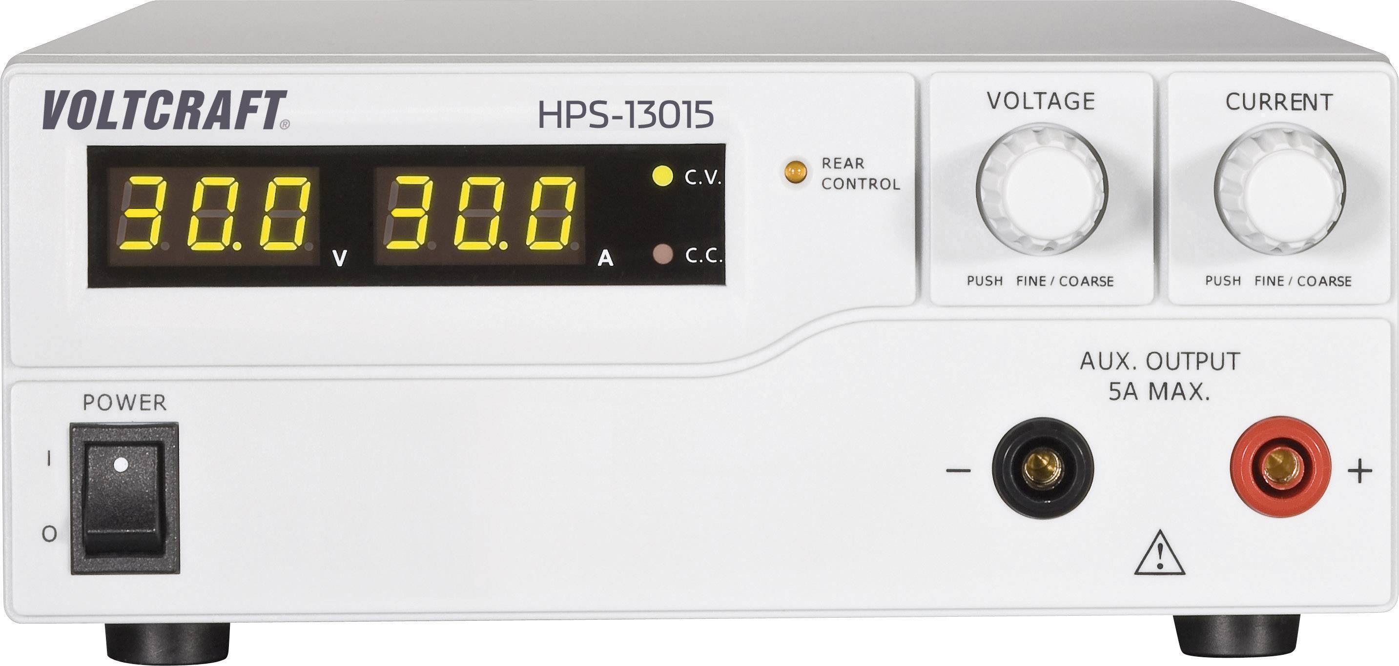 Un dispositif d'alimentation de laboratoire indique une tension de 30,0 V et un courant de 30,0 A. Les panneaux de commande et de connexion sont visibles.