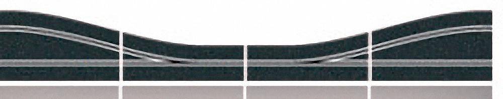 Coupe transversale d'une structure multicouche avec des courbes et des lignes représentant des couches formant un chemin à travers des irrégularités.