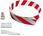 Ruban de signalisation en matériau rayé rouge et blanc, disposé à plat. À côté, trois pinces rectangulaires blanches pour la fixation.