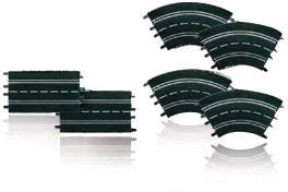 Segments de circuit de course de jouet noirs droits et courbes avec des marquages blancs, disposés côte à côte.