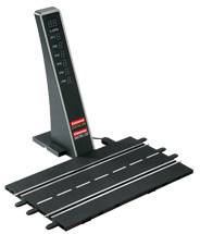 Accessoire de circuit de course de voitures miniatures avec un compteur numérique et une section de piste conçue pour améliorer l'expérience de course.