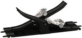 Deux voitures de course miniatures sur une piste de circuit noire entrecroisée. L'une des voitures s'envole tandis que l'autre reste sur une voie inférieure.