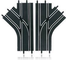 Deux aiguillages de circuit de course de jouets en noir avec des marquages blancs sur la voie représentant une séparation de voies.