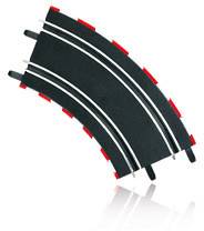 Courbe d'un segment de circuit de course miniature avec des pistes noires et des marquages rouges, typique des autoroutes de jouets.