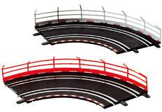 Deux parties de pont courbes avec des garde-corps, l'une avec un garde-corps blanc en haut et l'autre avec un garde-corps rouge en bas, toutes deux munies de marquages routiers.