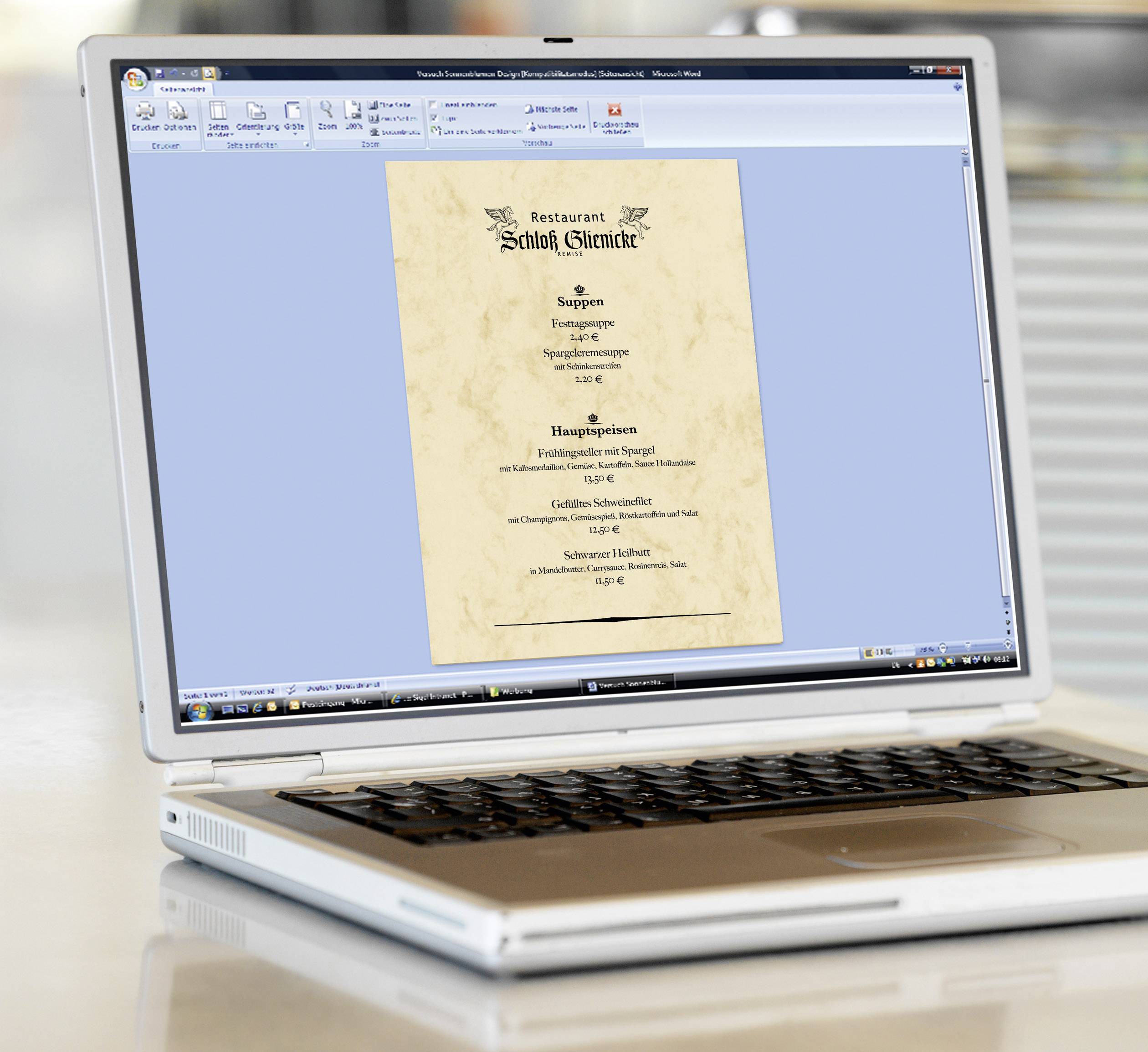 Un ordinateur portable affiche un document ouvert avec un menu de restaurant. Le menu répertorie des soupes, des plats principaux et un dessert avec leurs prix.