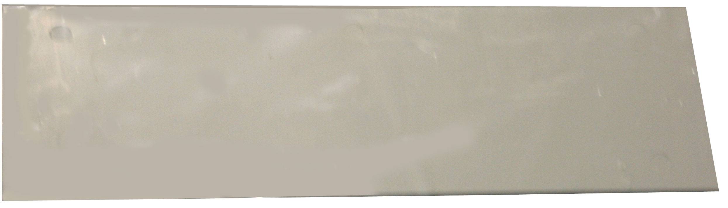 Une pierre ou carreau rectangulaire, gris, plat, sans motif ou texture reconnaissable.