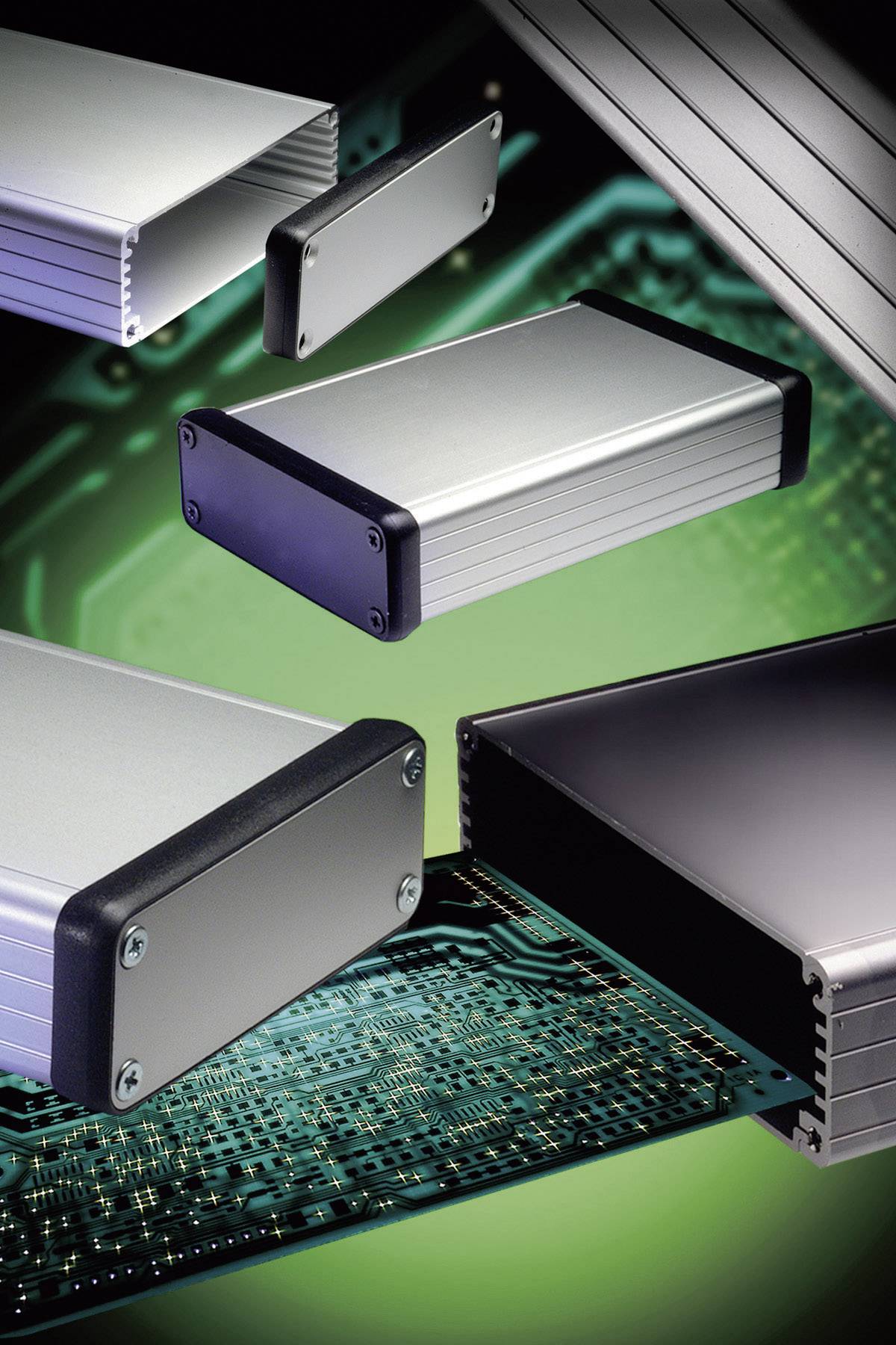 Plusieurs boîtiers en aluminium flottent au-dessus d'une carte électronique verte, symbolisant la technologie électronique et les solutions d'encapsulation.