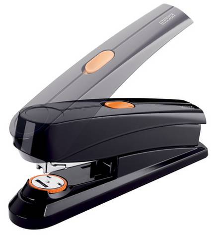 Un agrafeuse noir avec des boutons orange. L'agrafeuse peut être ouverte ou fermée. Idéal pour agrafer du papier.