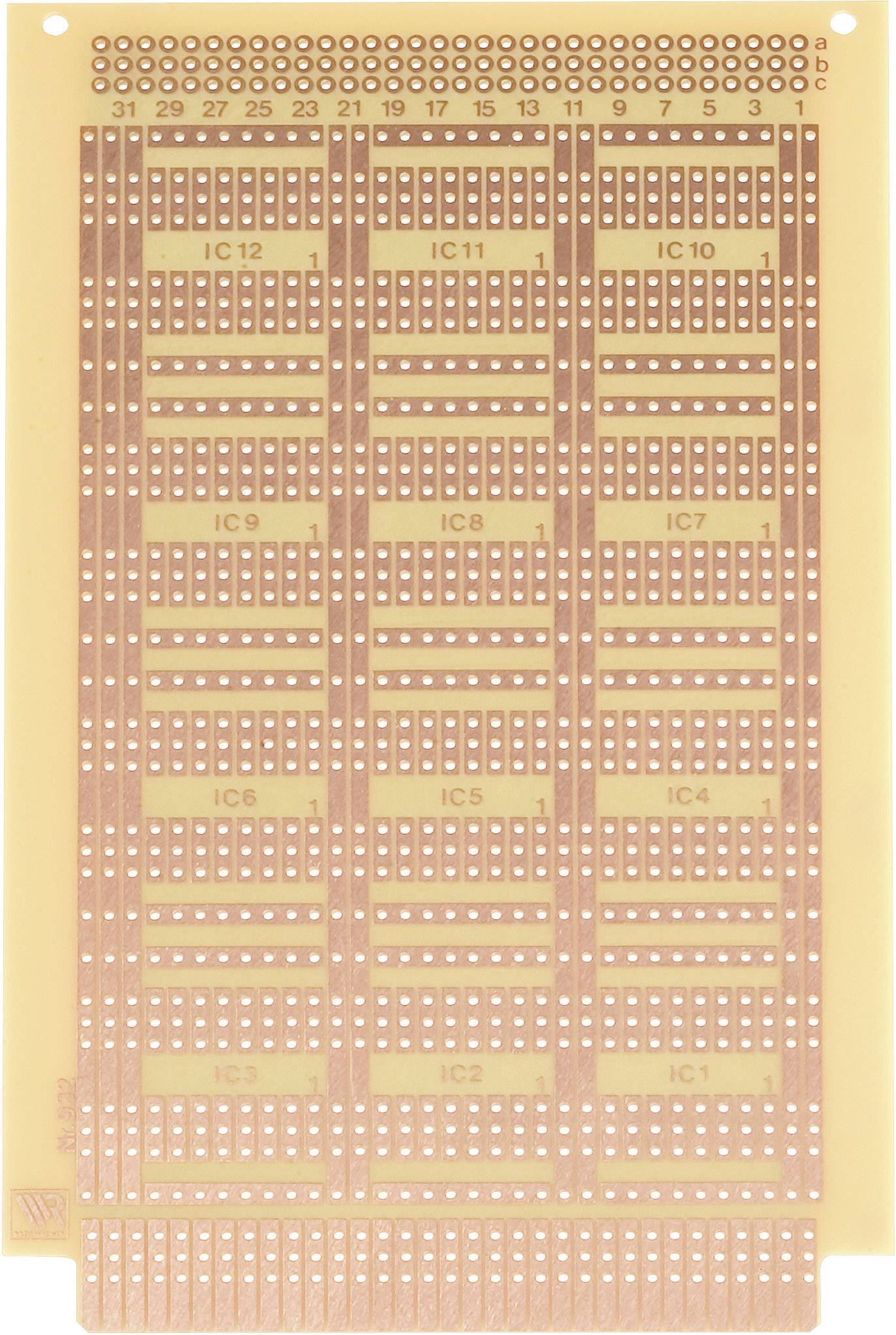 Carte de circuit imprimé avec de nombreux contacts et vias traversants, adaptée aux circuits électroniques et au prototypage.