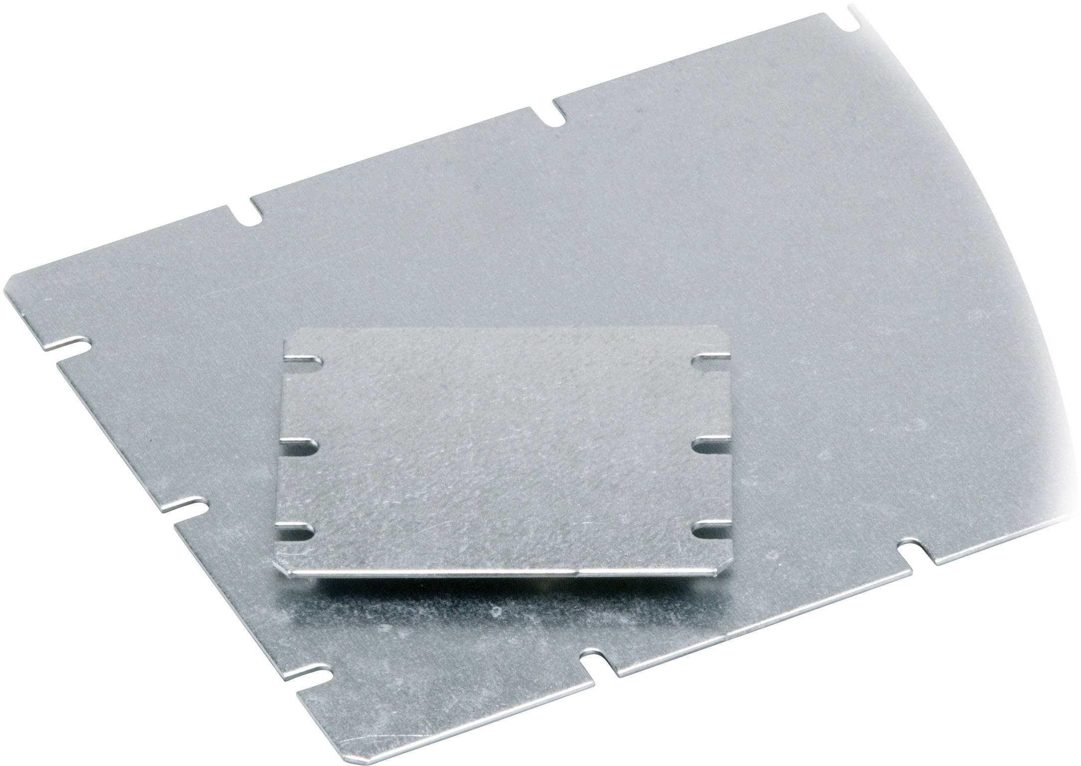 Tôle métallique avec découpe rectangulaire, reposant sur une plaque métallique.
