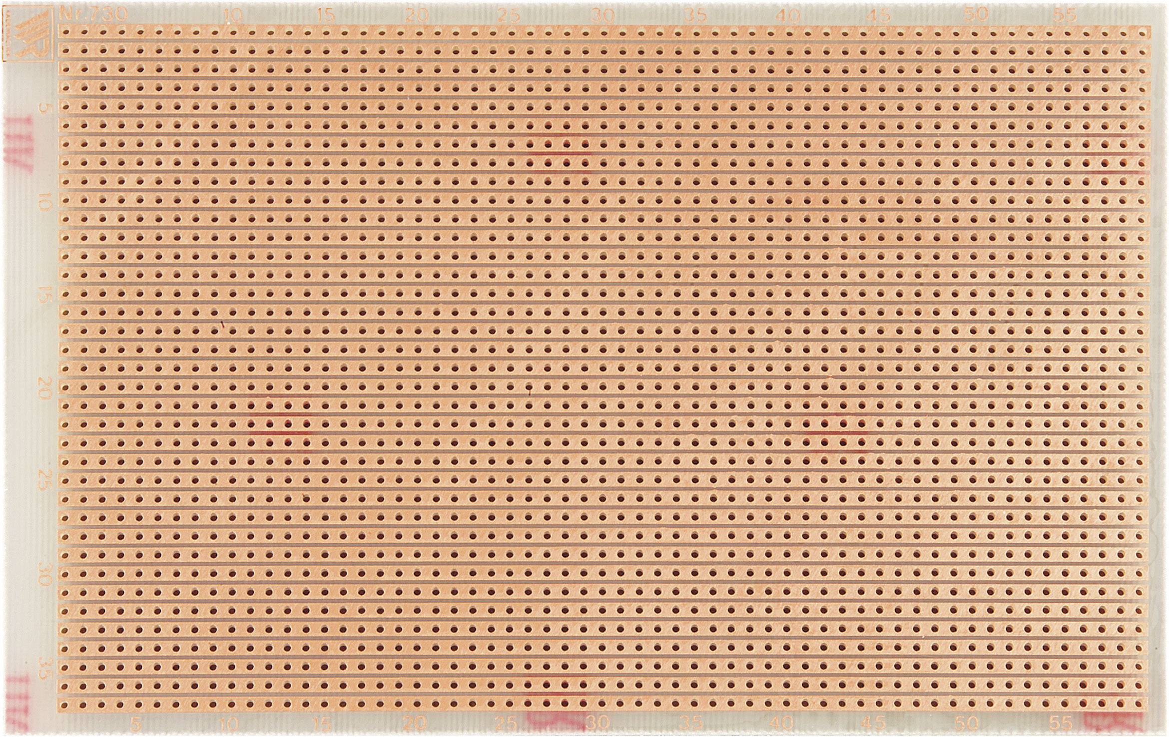 Gros plan sur une plaquette de circuit imprimé vierge de couleur cuivrée, présentant de nombreux trous régulièrement répartis pour les circuits électroniques.