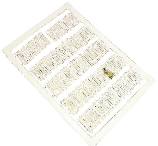 Un cure-dent cassé sur un arrangement de cure-dents intacts sur un fond blanc.