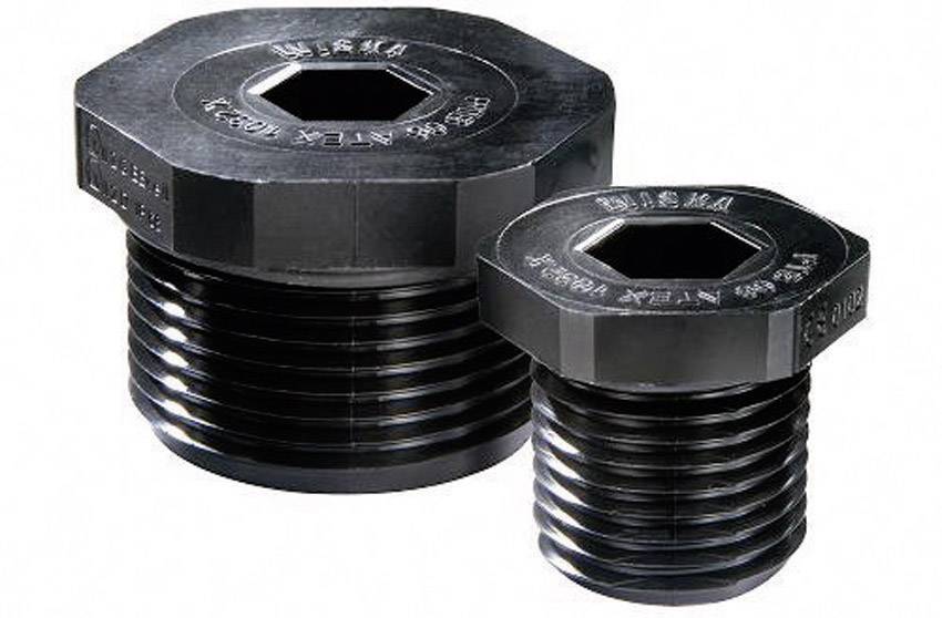 Deux bouchons filetés hexagonaux en plastique noir de tailles différentes, représentés sur un fond blanc.