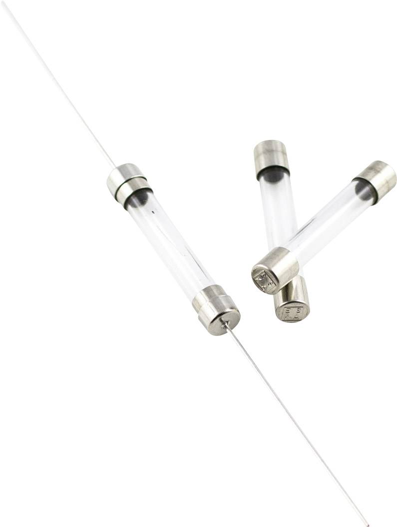 Trois fusibles en verre avec des capuchons métalliques. Un est allongé avec des extrémités de fil, les autres sont cylindriques et empilés les uns sur les autres.