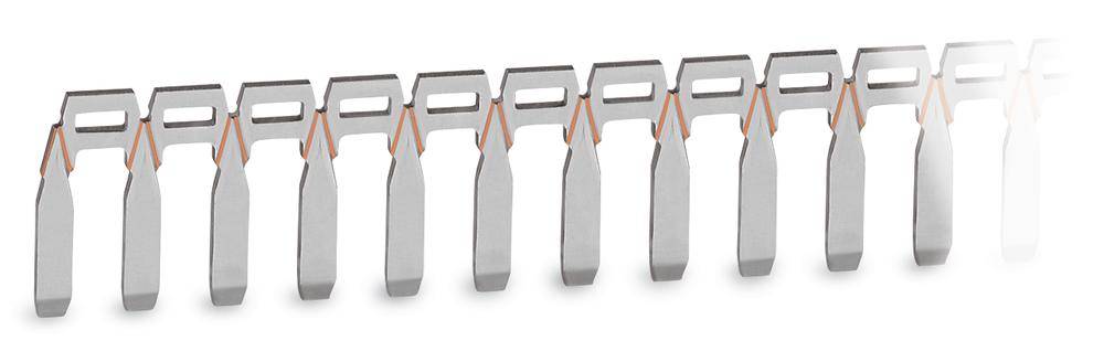 Une rangée de douze lames de rasoir métalliques identiques, disposées côte à côte avec un léger angle.