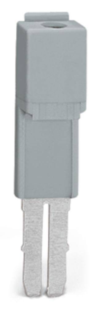 Un adaptateur gris rectangulaire avec deux contacts métalliques dépassant par le bas, sur un fond blanc.