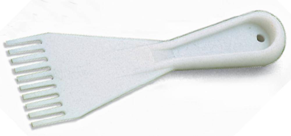 Un grattoir blanc en plastique à plusieurs dents, adapté pour enlever la glace des surfaces en verre ou d'autres surfaces lisses.