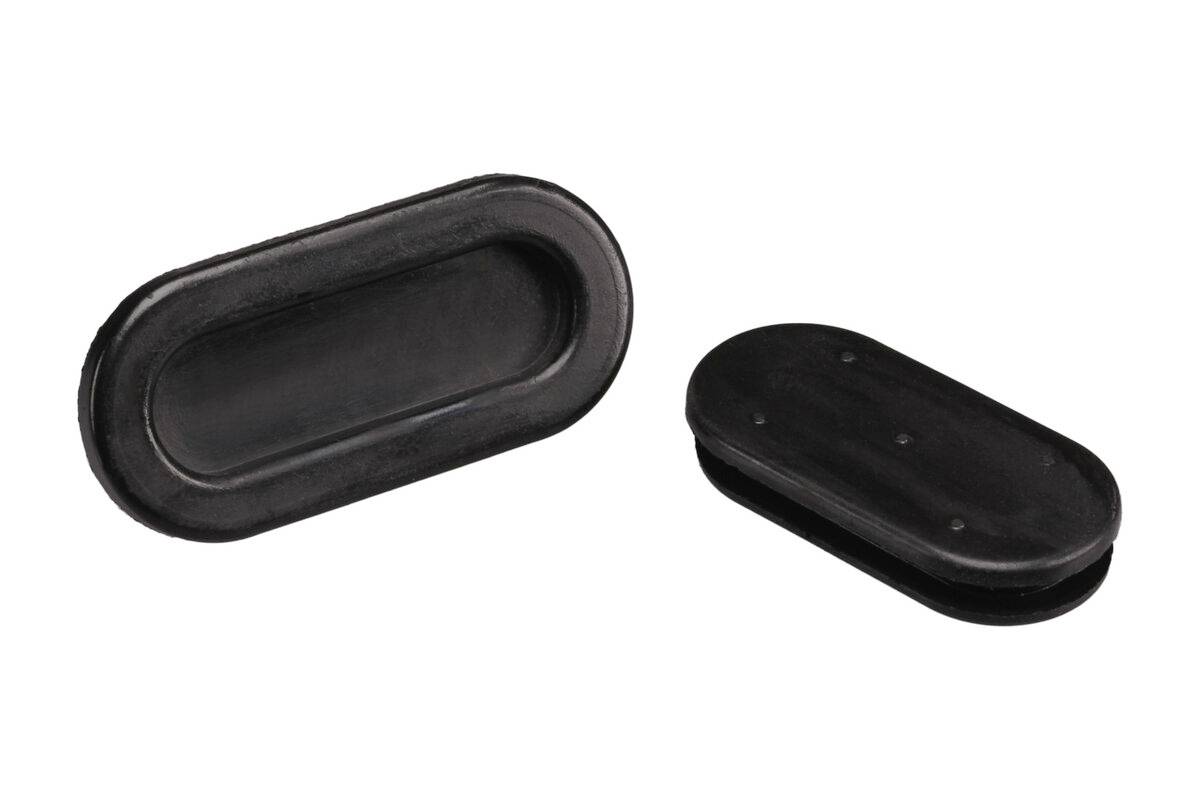 Deux bouchons en caoutchouc noir ovales de différentes tailles.