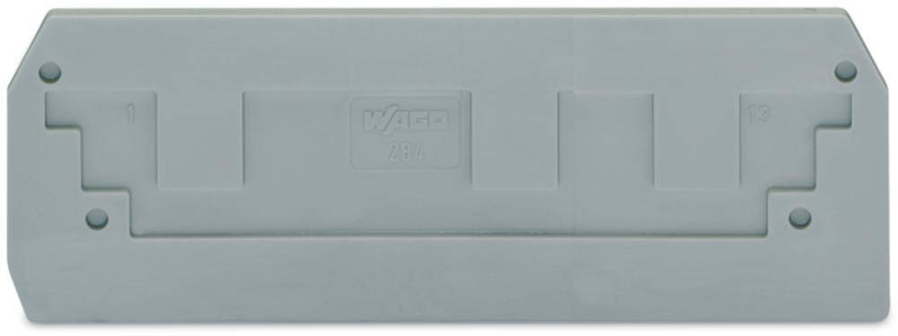 Pièce en plastique grise de forme rectangulaire, avec des rainures sur les côtés et une inscription en relief au centre.