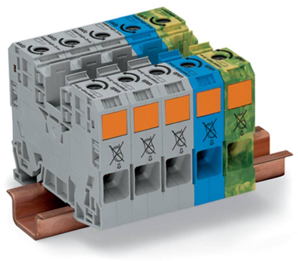 Un ensemble de bornes électriques grises, bleues et vertes sur un rail métallique. Adaptées pour connecter des câbles en toute sécurité dans des appareils électriques.