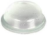 Un couvercle rond en plastique transparent couvert de gouttelettes de condensation.