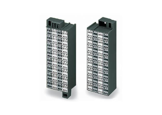 Deux bornes électriques rectangulaires à plusieurs niveaux de connexion, adaptées à l'intégration dans des tableaux électriques.