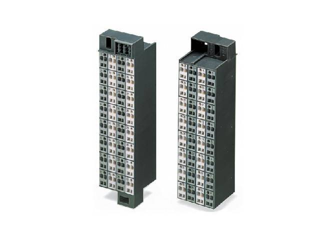 Deux modules électriques noirs à fiches avec plusieurs connexions. Ils sont disposés verticalement et présentent une multitude de connexions carrées.