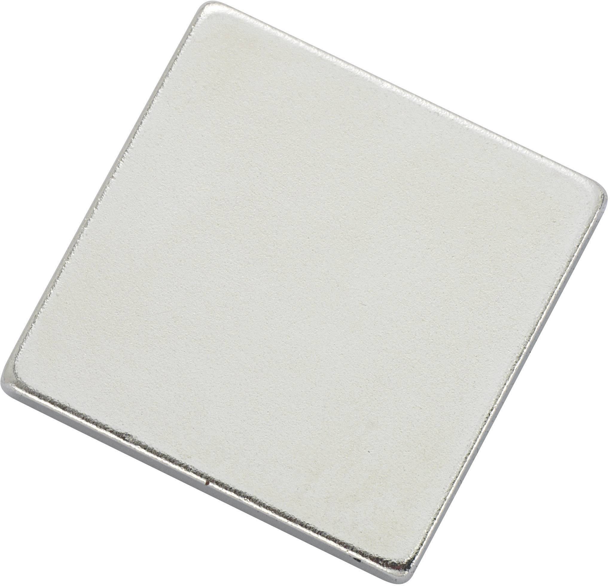 Un aimant métallique carré, plat, de couleur argent, sans détails visibles ni texture, sur un fond blanc.