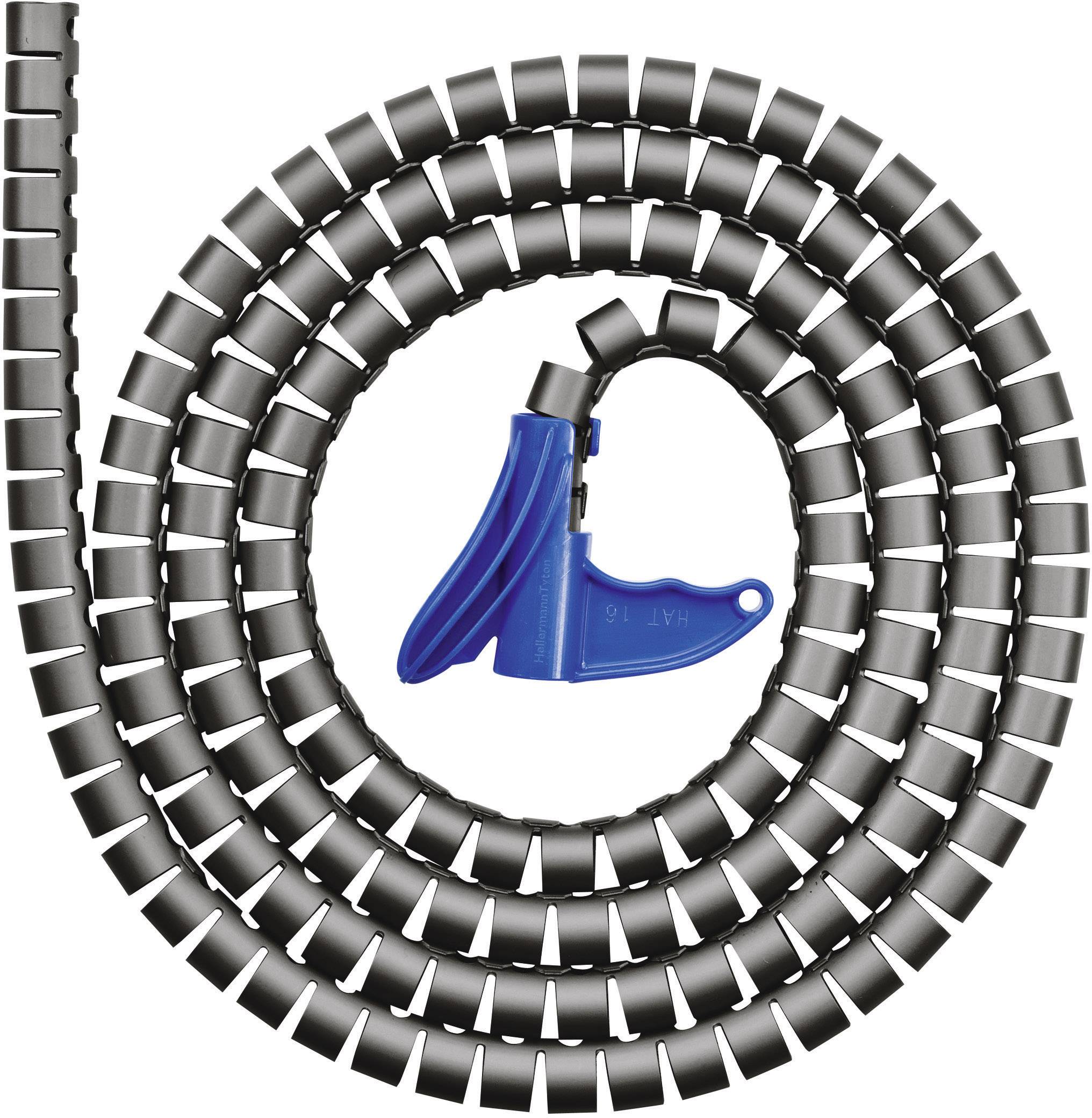 Un protège-câble noir et gris enroulé en spirale, à côté d'un outil bleu pour couper, sur un fond blanc.