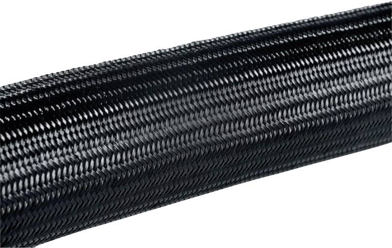 Gaine de protection en plastique tressée noire montre la structure et la flexibilité du matériau.