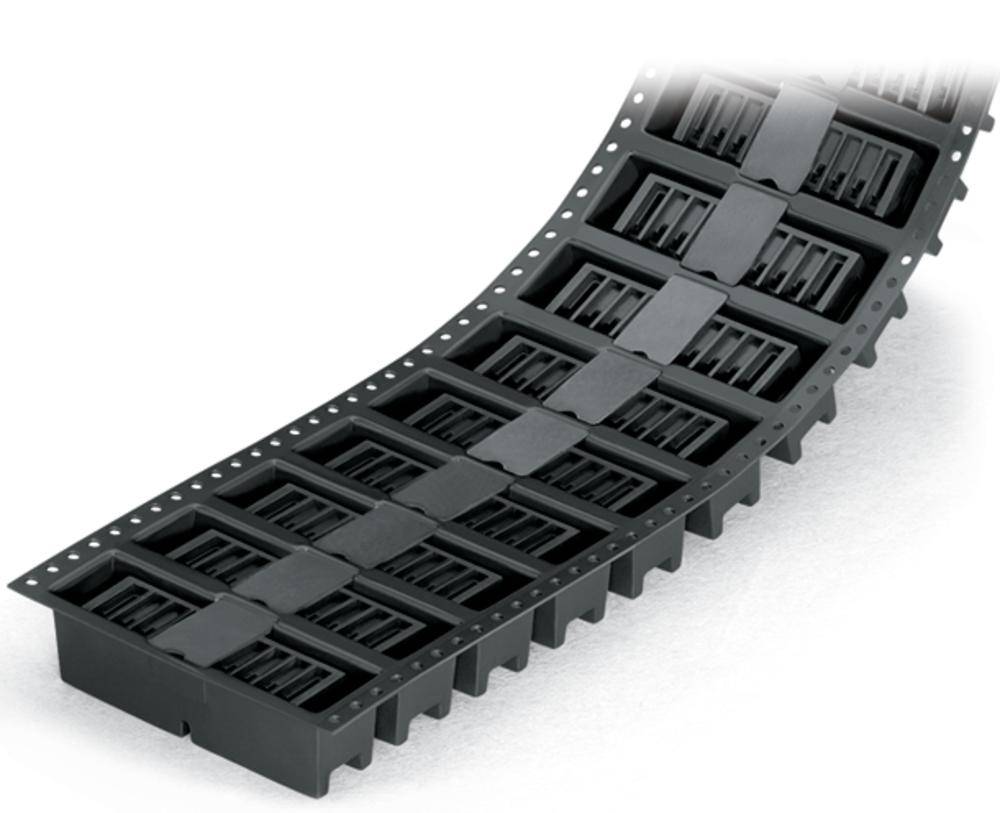 Une chaîne de guidage énergétique flexible composée de segments en plastique noir, permettant des courbures ; adaptée à la protection et au guidage des câbles.