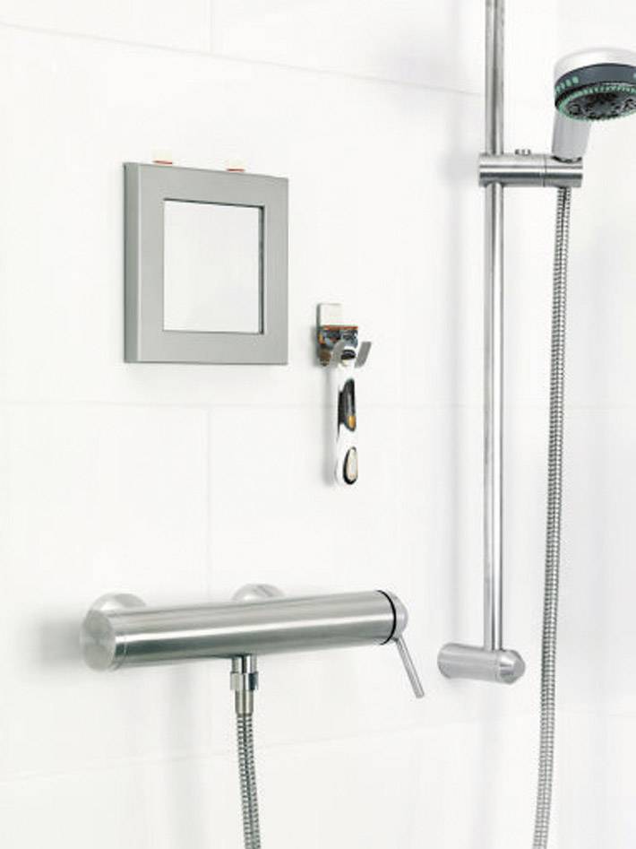 Une salle de bain moderne avec un robinet de douche chromé et un miroir carré sur le mur de carrelage blanc.